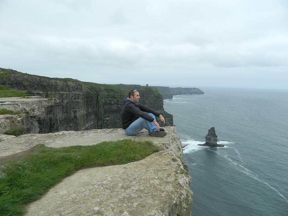 Seduto sulle spettacolari Cliffs of Moher nell'Irlanda dell'ovest